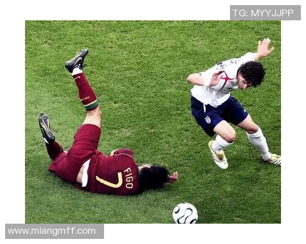 足球场上的意外时刻各路明星纷纷被绊倒的搞笑瞬间回顾 足球场上的意外时刻各路明星纷纷被绊倒的搞笑瞬间回顾