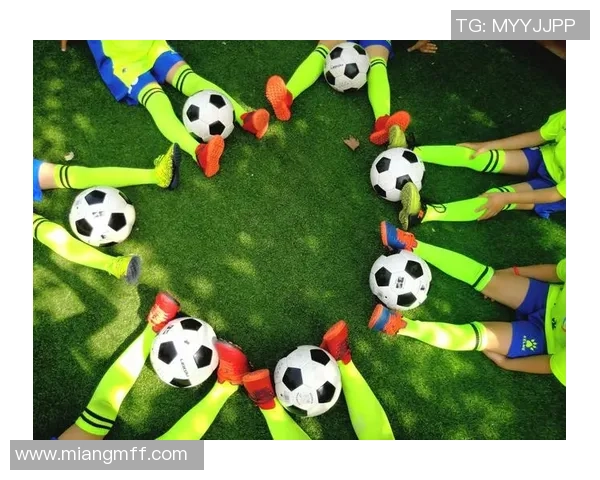 足球明星背后的家庭故事与成长环境探秘 足球明星背后的家庭故事与成长环境探秘